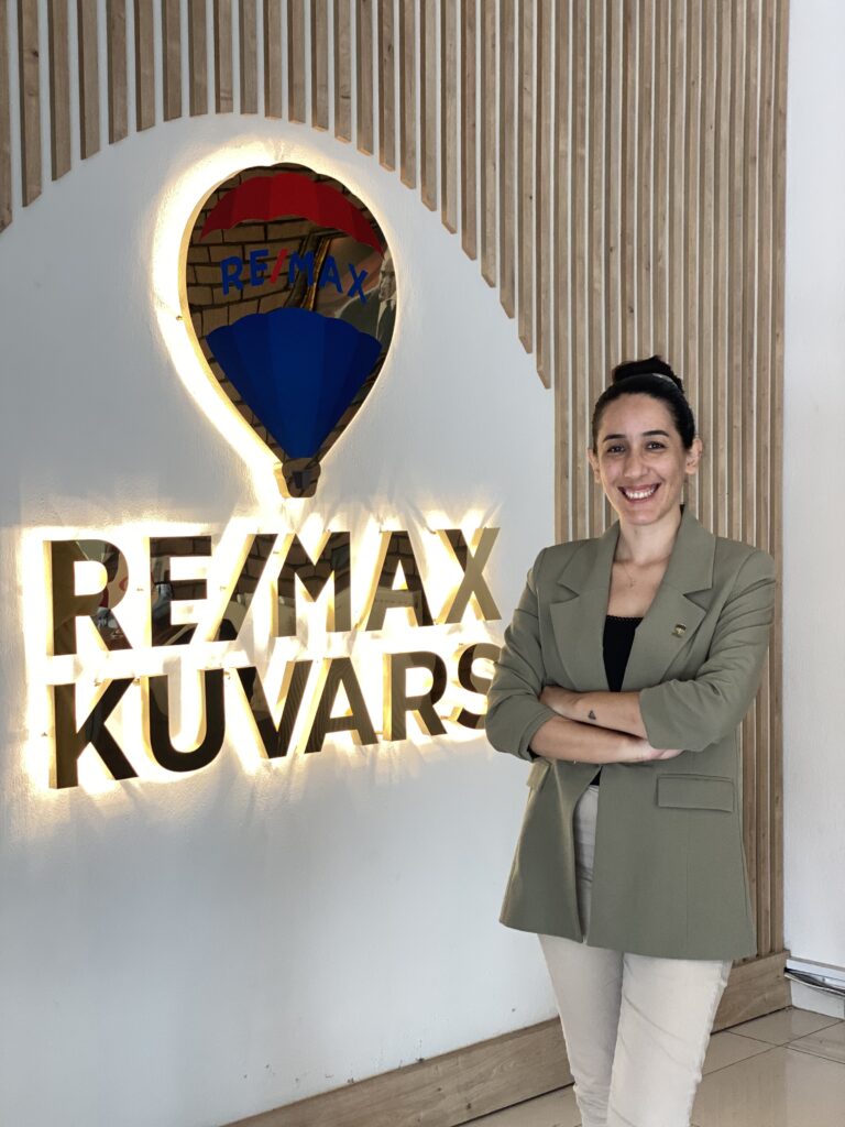 Çağlar Kan, Remax Kuvars ofisinde portre fotoğraf.