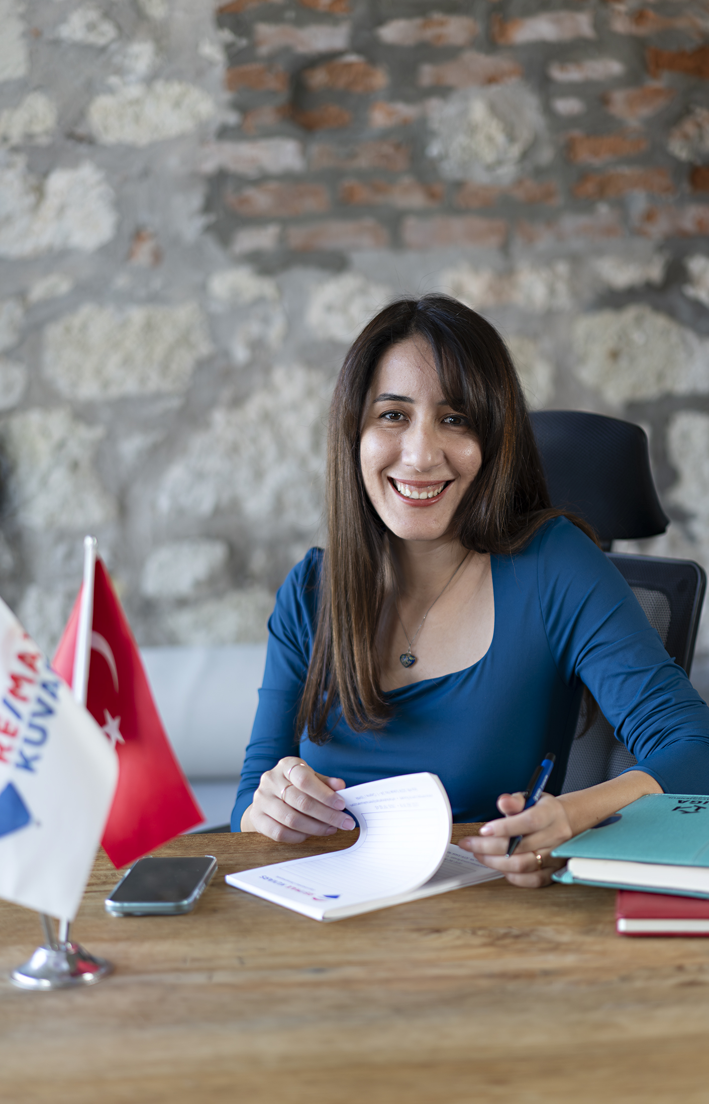 Çağlar Kan, masabaşında portre fotoğraf.